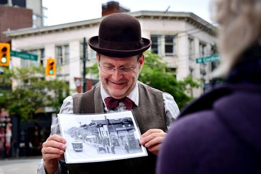 En person holder et historisk fotografi. 4