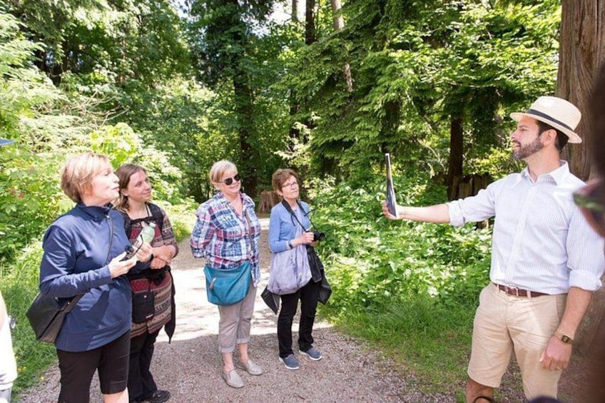 En gruppe mennesker tager en selfie i et skovområde. 2