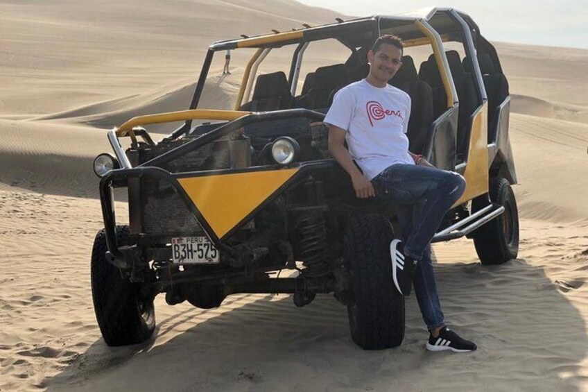 Un paysage désertique avec des dunes de sable et un véhicule tout-terrain jaune garé sur le sable. 5