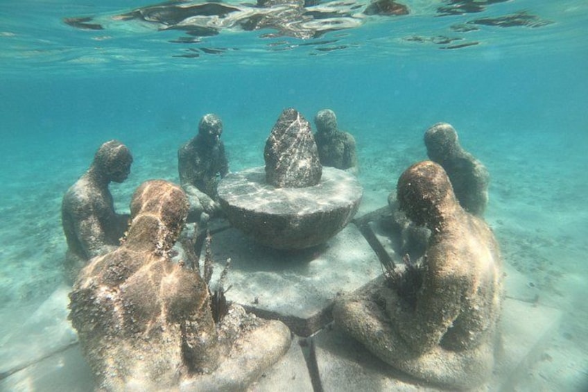 Des sculptures sous-marines représentant des figures humaines, disposées en cercle. 3