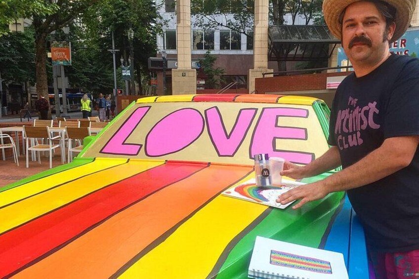 Een kleurrijke auto met de tekst 'LOVE' erop. 2