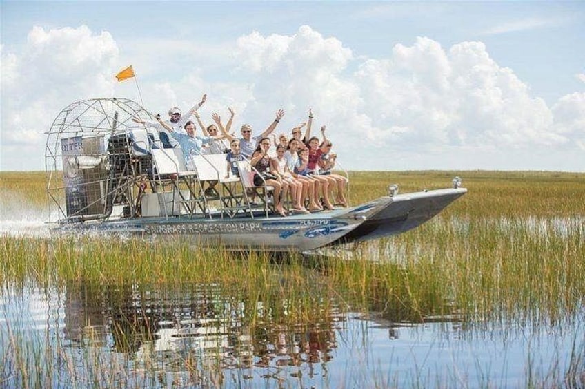 Een boot met mensen op een moerassig landschap. 4