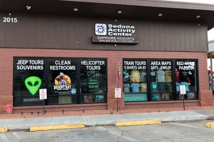 Ett aktivitetscenter i Sedona som erbjuder olika typer av utflykter, vilket annonseras på fönstren. 2