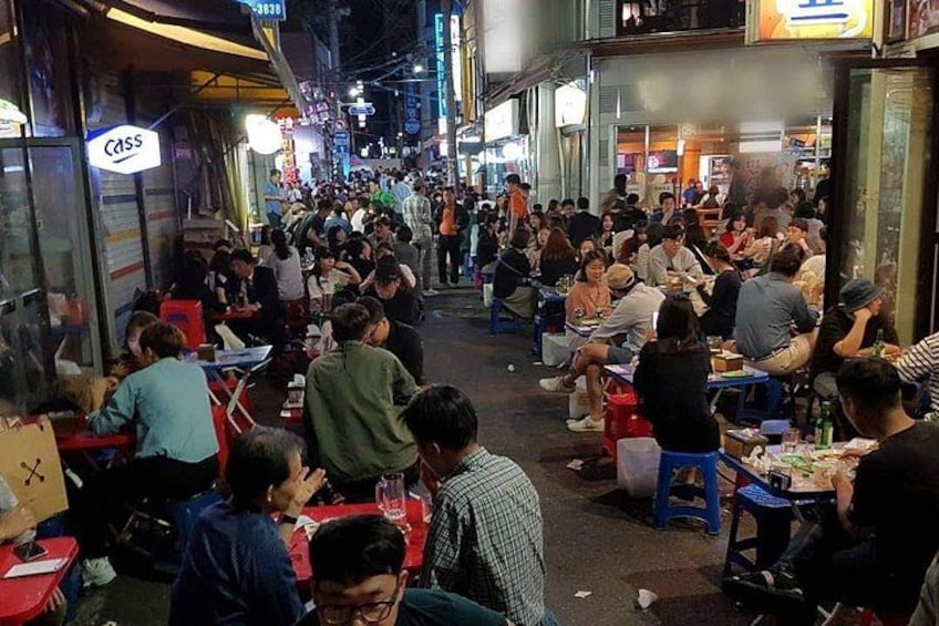 The open drinking area in a hidden alley in Seoul 1