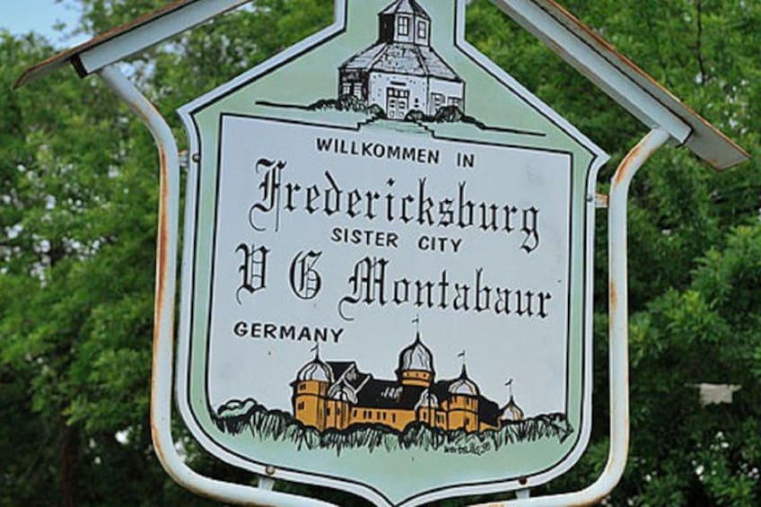 Un cartello di benvenuto per Friedrichshain, città gemellata con Montabaur, Germania. 3
