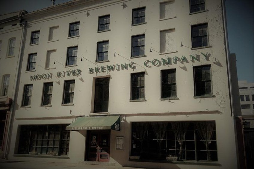 Un bâtiment portant l’enseigne « Moon River Brewing Company » et dont la devanture est surmontée d’un auvent vert. 2