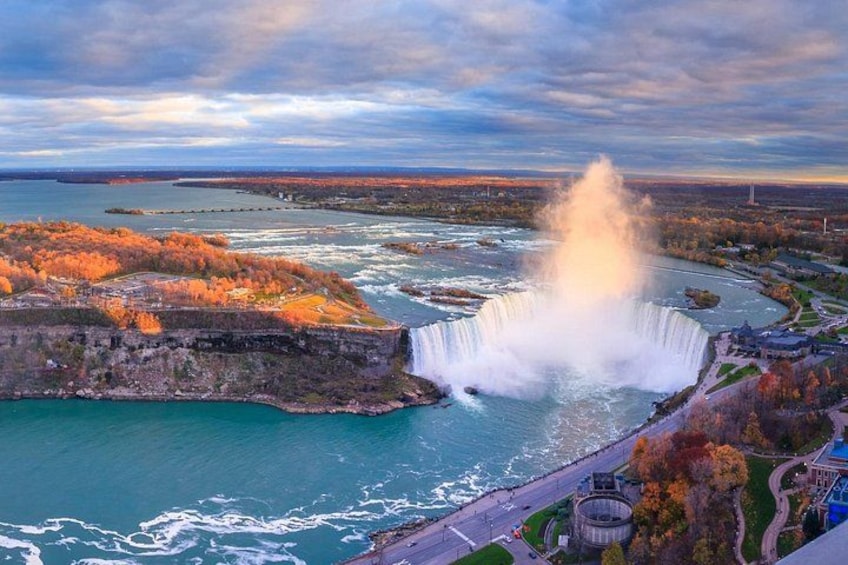 Niagara Falls Evening Tour with Boat, Journey, Dinner & Fireworks 3