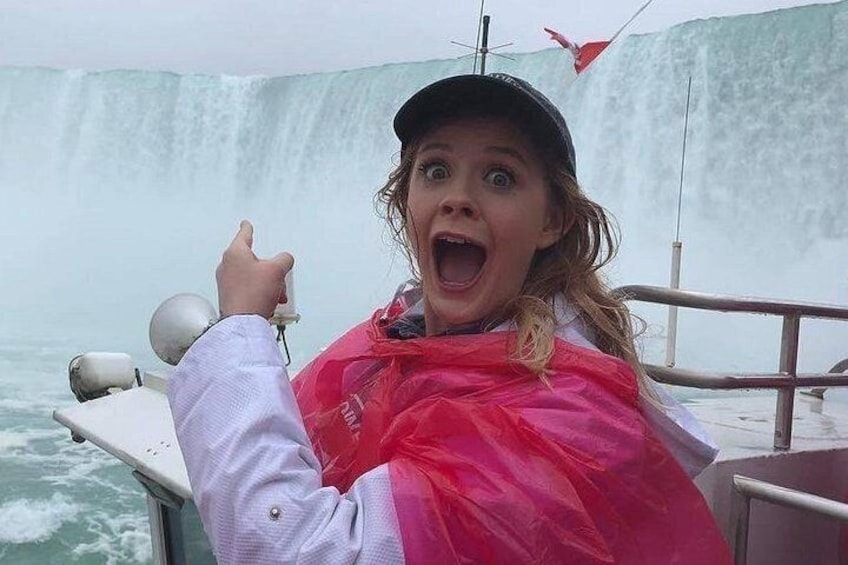 Une personne se trouve sur un bateau, avec une grande cascade en arrière-plan. 2