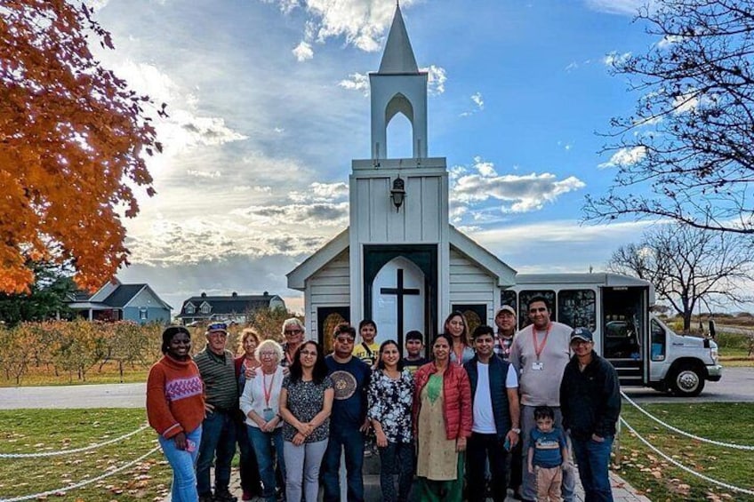 Bus tour at the Smallest Wedding Chapel-niagara tour 3