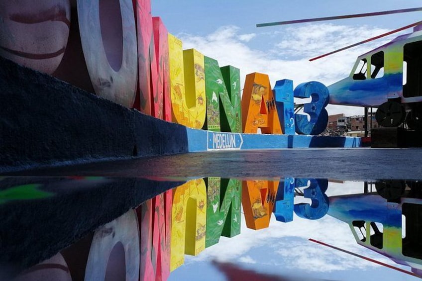 Une sculpture colorée représentant les chiffres « 1 2 3 » et un avion. 3