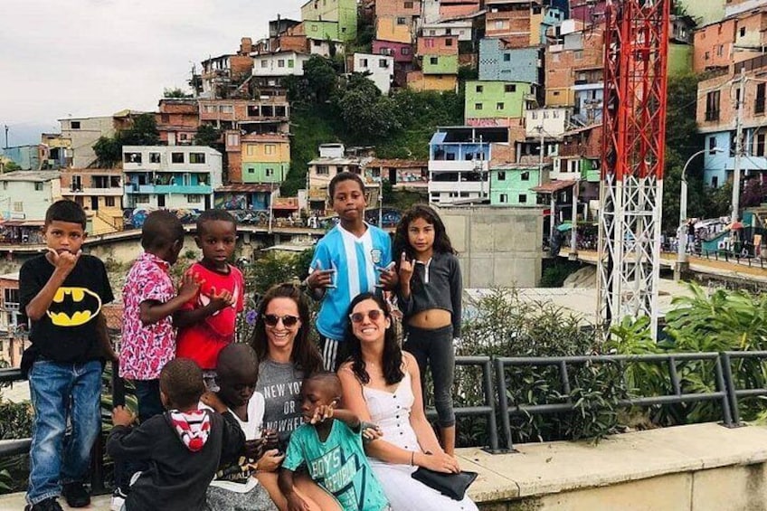 Un grupo de personas en una azotea, con un paisaje urbano de fondo. 1