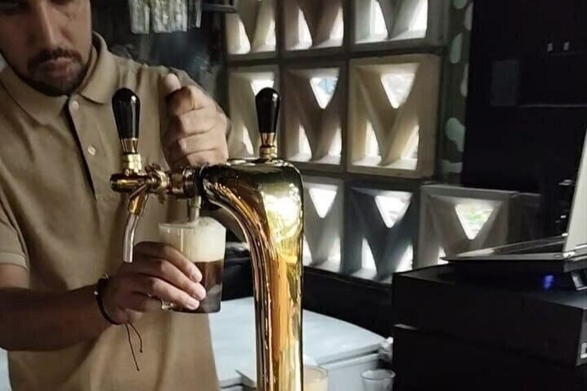 Una persona sirviendo cerveza de un grifo. 2