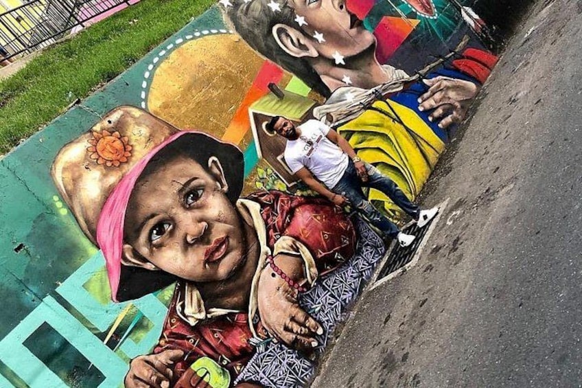Une fresque représentant une personne portant un chapeau et des vêtements à motifs. 2