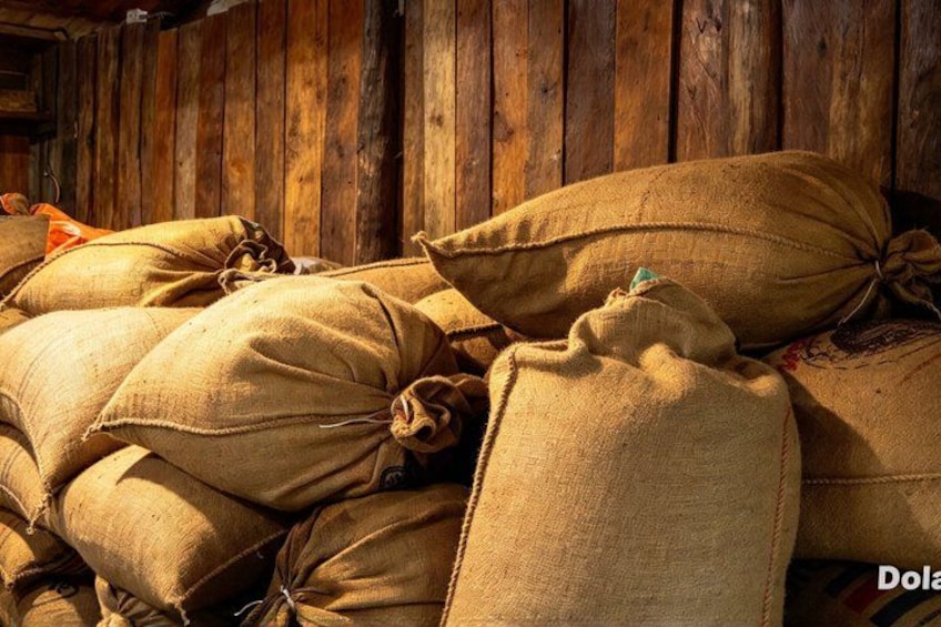 Jute zakken vastgebonden tegen een houten muur. 4