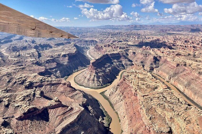 Un paysage de canyon avec une rivière sinueuse, de hautes falaises et un ciel dégagé. 3