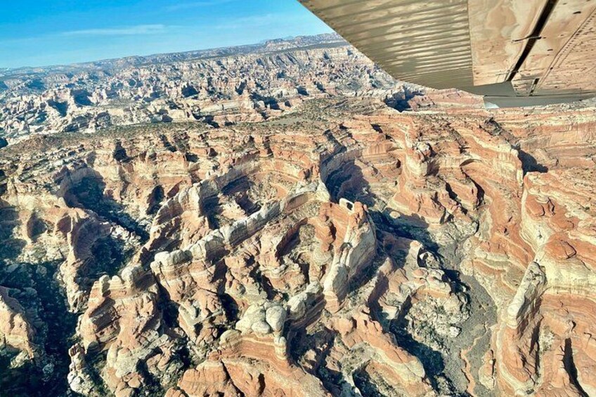Un paysage de canyon accidenté, caractérisé par des formations rocheuses en strates. 1
