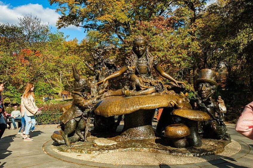 Une sculpture en bronze représentant une créature mythologique dotée de plusieurs têtes et membres, encadrée par une base circulaire. 5