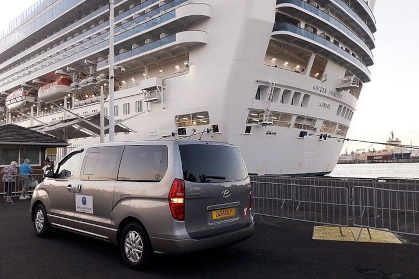 Un fourgon argenté était garé devant un grand navire de croisière baptisé « Golden Princess ». 2