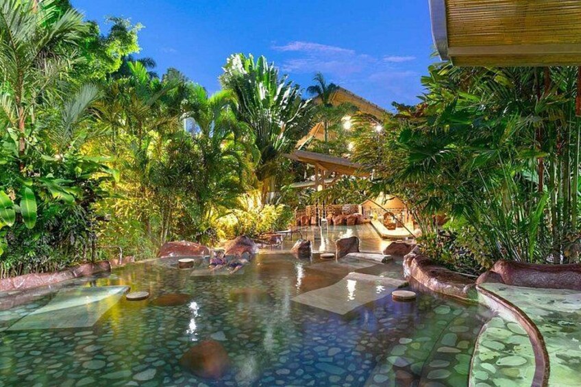 Une piscine d’un complexe hôtelier tropical, entourée d’une végétation luxuriante et de palmiers. 4