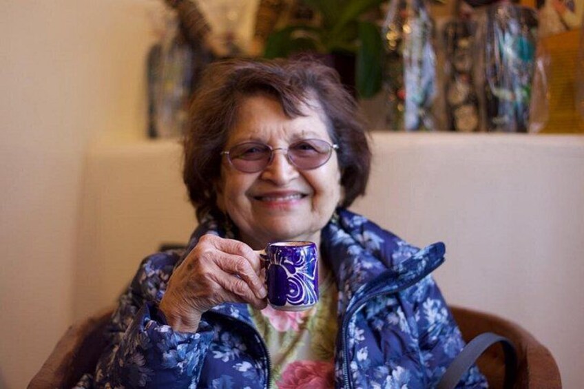 Une personne tenant une tasse bleue ornée d’un motif floral. 3