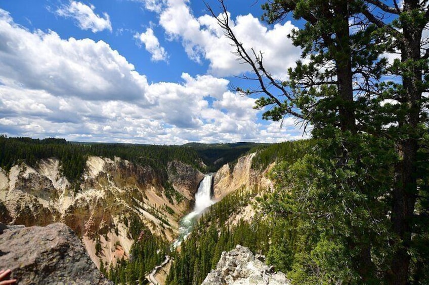 Een canyon met een waterval, een bebost gebied en een heldere lucht. 4