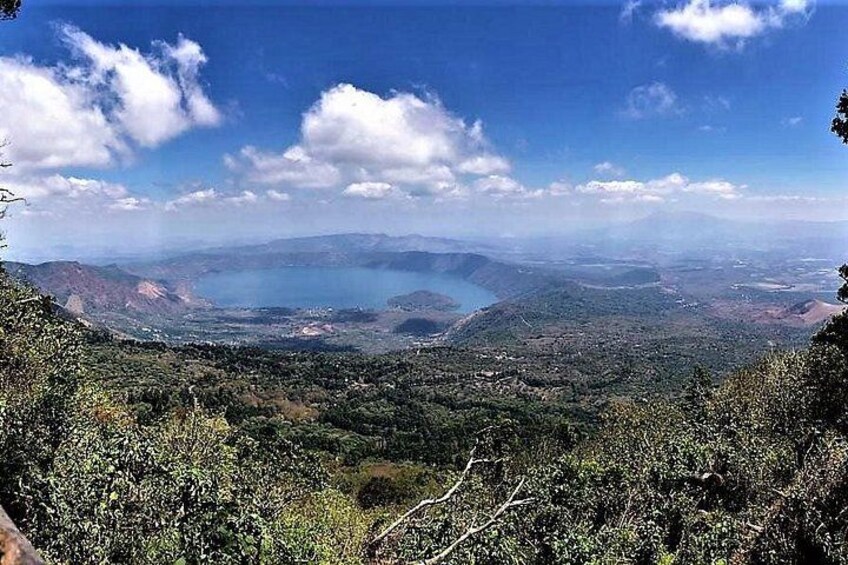 Paesaggio montuoso con un lago e una città in lontananza. 2