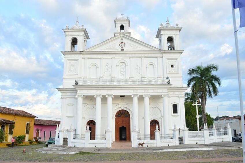 The Best Colonial Town with Clobbestone Streets: Suchitoto and Ilopango Lake 