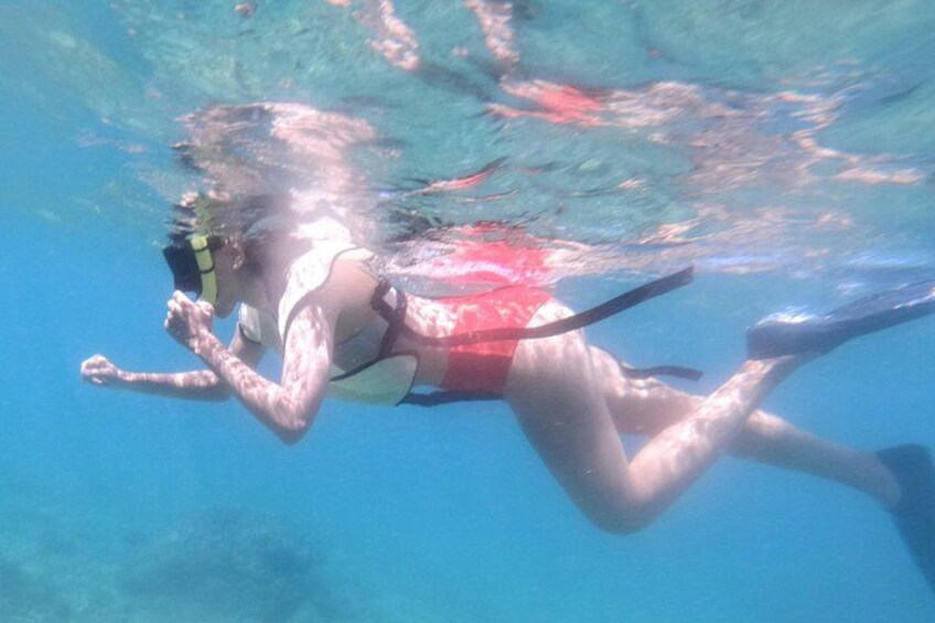 Una persona nadando bajo el agua. 3