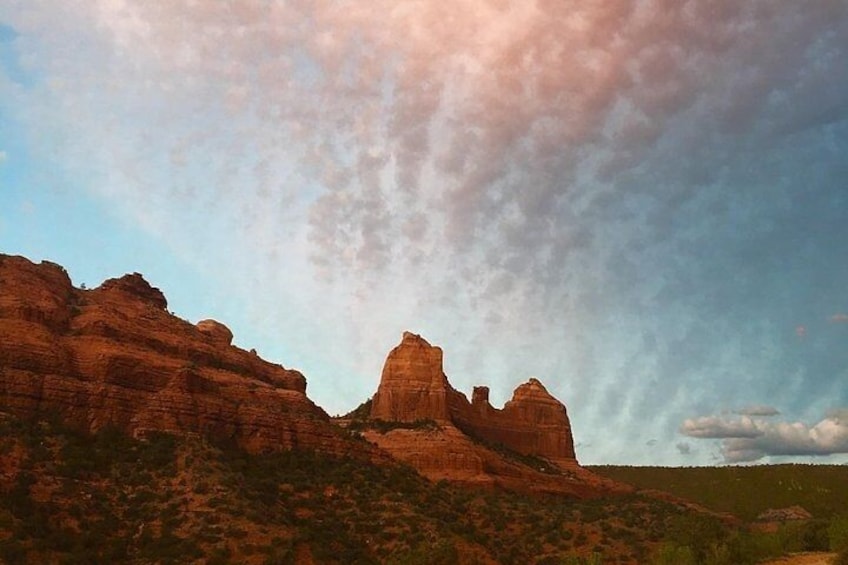 Paisaje desértico con formaciones rocosas rojas y cielo nublado. 1