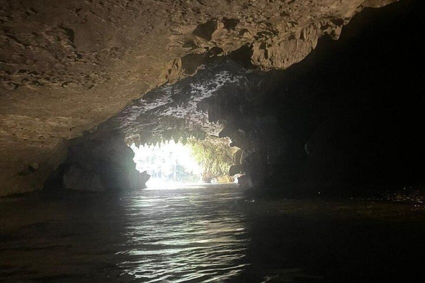 Entrada a una cueva con agua que refleja la luz. 2