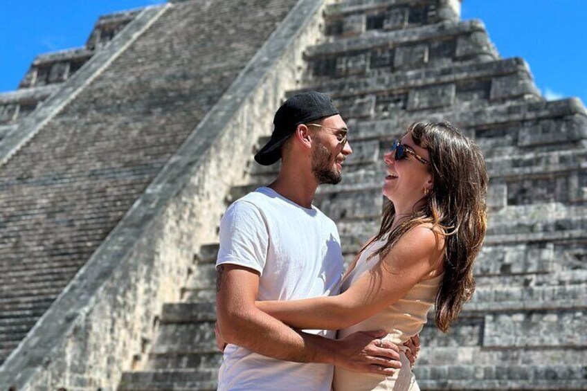 Una coppia si abbraccia di fronte a una grande piramide. 5