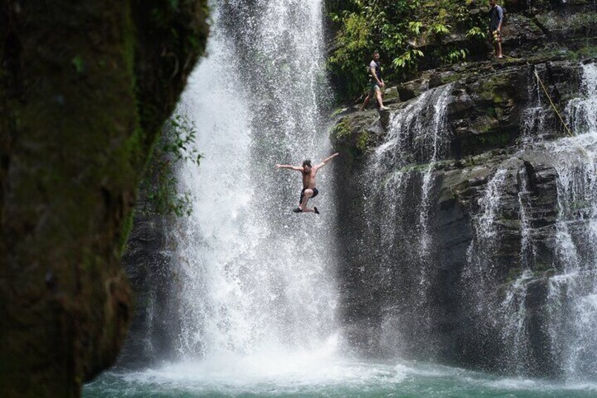 Una persona saltando desde un acantilado hacia una cascada. 4