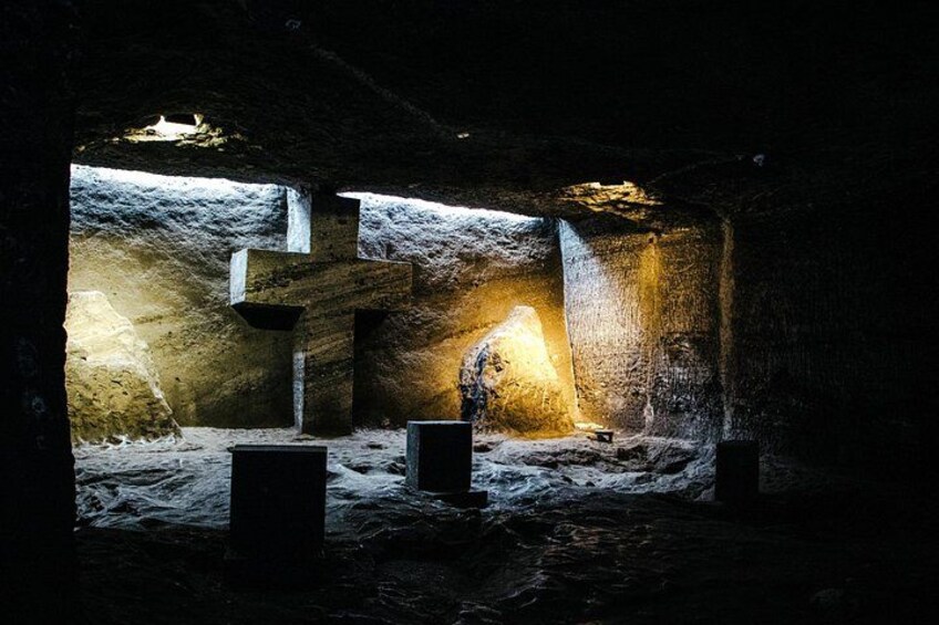 Una cueva con estalactitas, una persona y una fuente de luz. 4