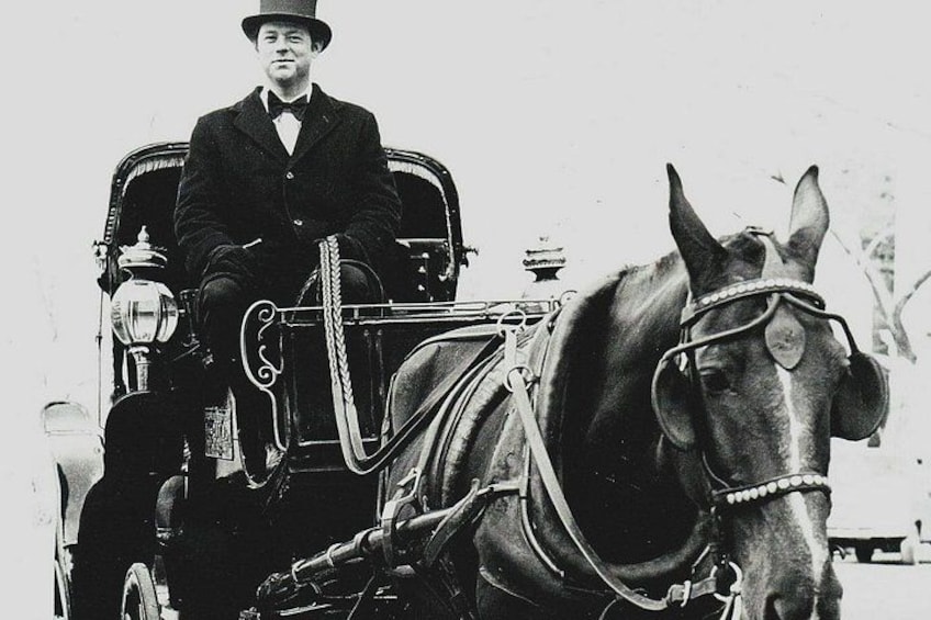 Un homme portant un haut-de-forme et un manteau, assis dans une calèche tirée par des chevaux. 2
