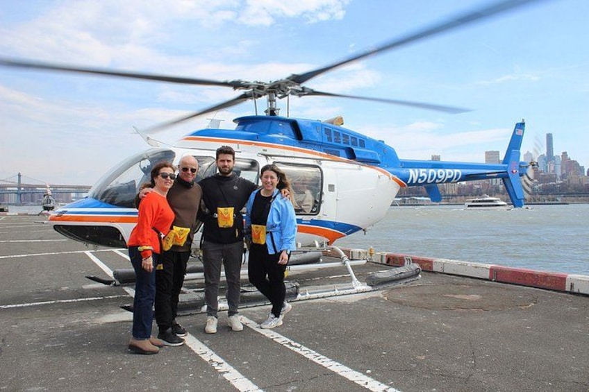 Un helicóptero con la matrícula N509PD estacionado en un muelle, con un horizonte urbano de fondo. 2