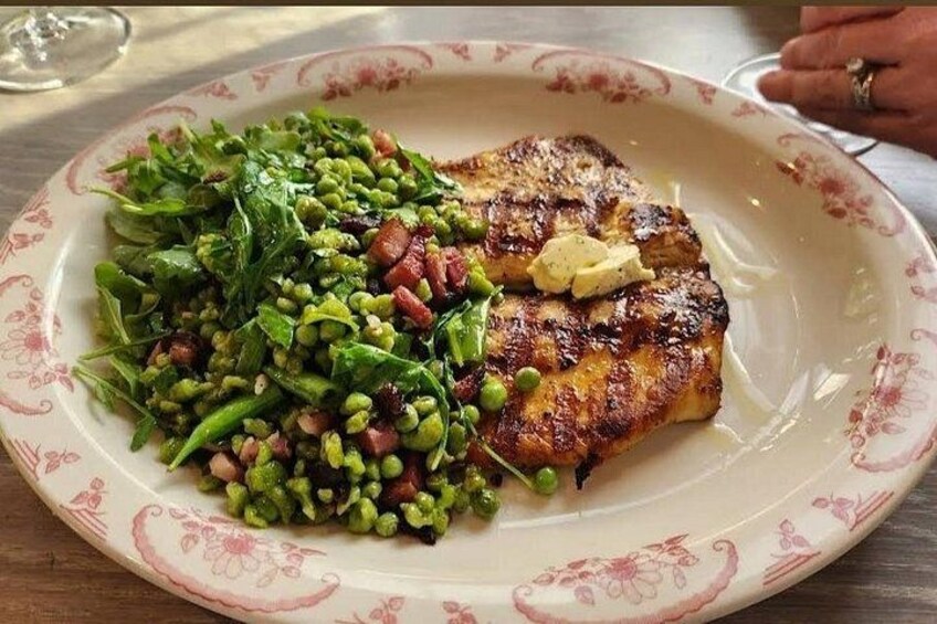 Une assiette avec de la viande grillée, des légumes verts et une cuillère de beurre. 3
