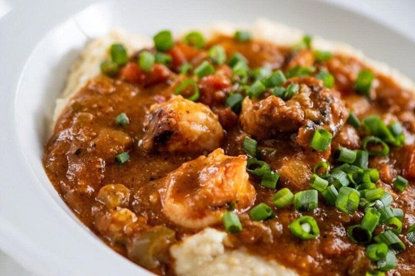 Un plat composé de poulet et de légumes, nappé d’une sauce et garni d’oignons verts. 4