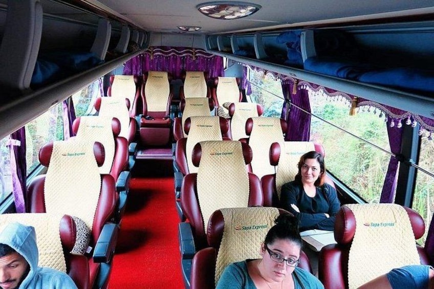 Interior de un tren con asientos y alfombra rojos. 3