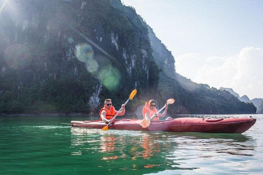 Full-Day Halong Bay Islands and Cave Tour by Transfer Expressway 4
