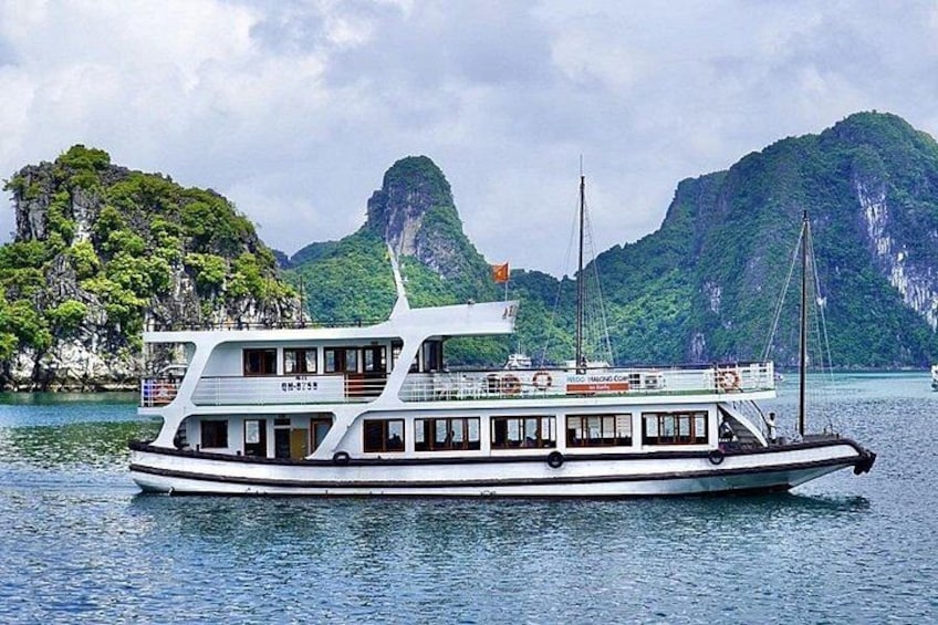 Full-Day Halong Bay Islands and Cave Tour by Transfer Expressway 2