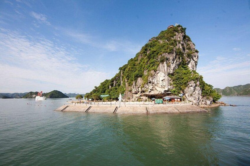 Full-Day Halong Bay Islands and Cave Tour by Transfer Expressway 3