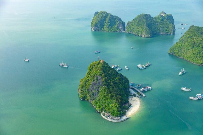 Full-Day Halong Bay Islands and Cave Tour by Transfer Expressway 3