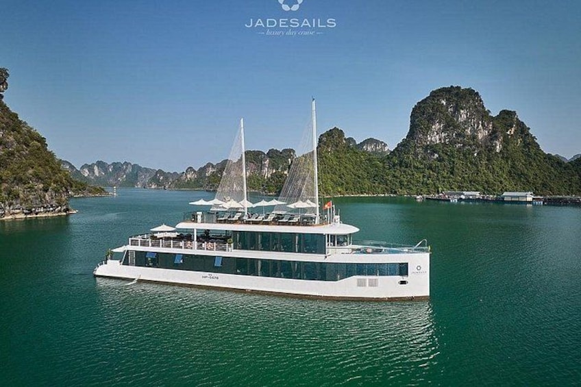 Halong Bay and Cave Full-Day Cruise with Lunch from Hanoi 5