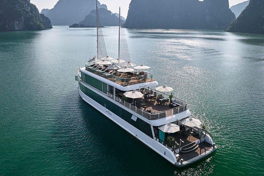 Halong Bay and Cave Full-Day Cruise with Lunch from Hanoi 3