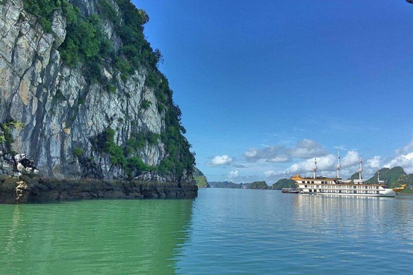 Halong-Bay-Panorama 2