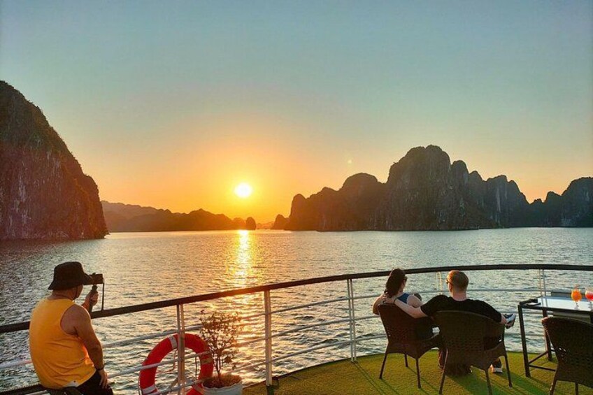 Sunset-Halong-Bay 2