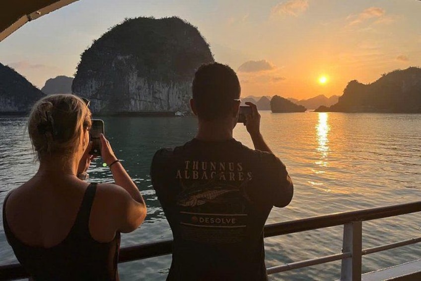 Halong-Bay-Lovers 2