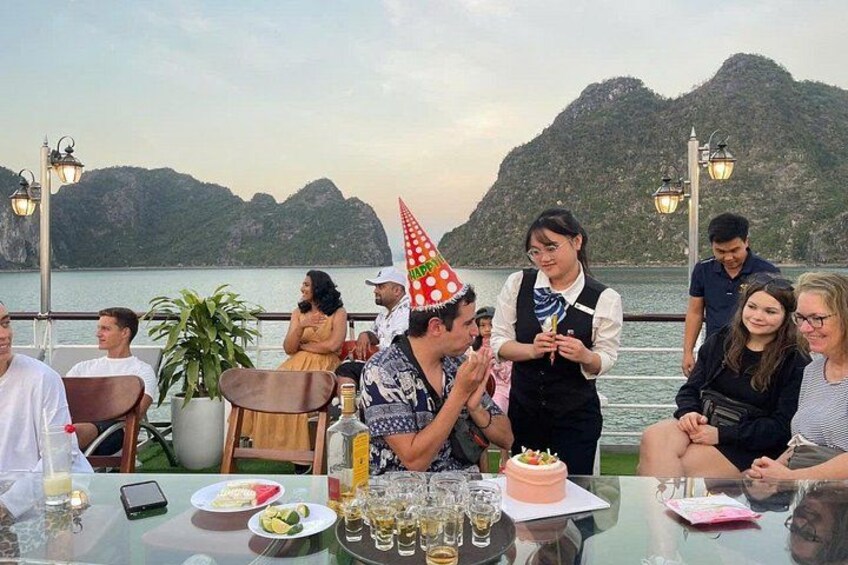 Ha-Long-Bay-Day-Trip-Birthday 3