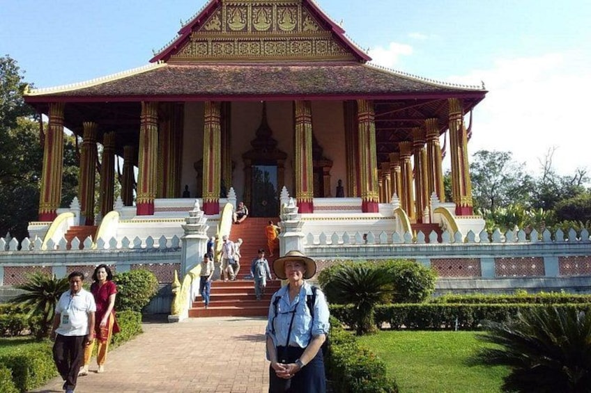 Un temple traditionnel avec un toit rouge, des murs blancs et des colonnes dorées. 5