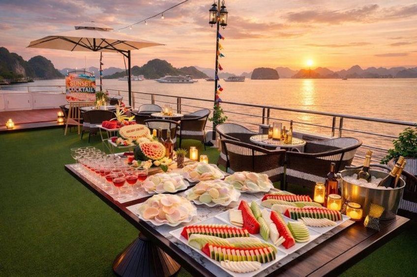 Vista del atardecer con una mesa dispuesta para una fiesta de cócteles en un barco. 2